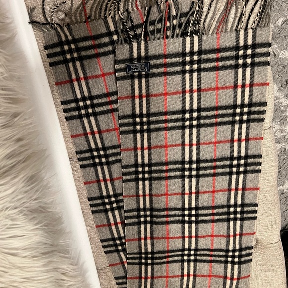 Authentic Burberrys nova check scarf - Picture 4 of 6